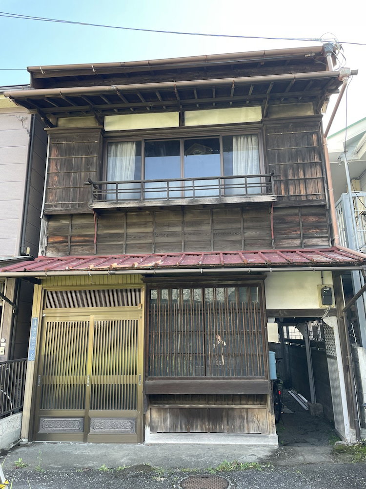 Inu to Umibe, Japan