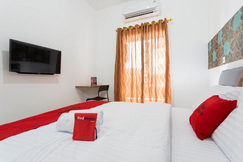 RedDoorz Plus @ Boulevard Residence BSD, Tangerang, Indonesia