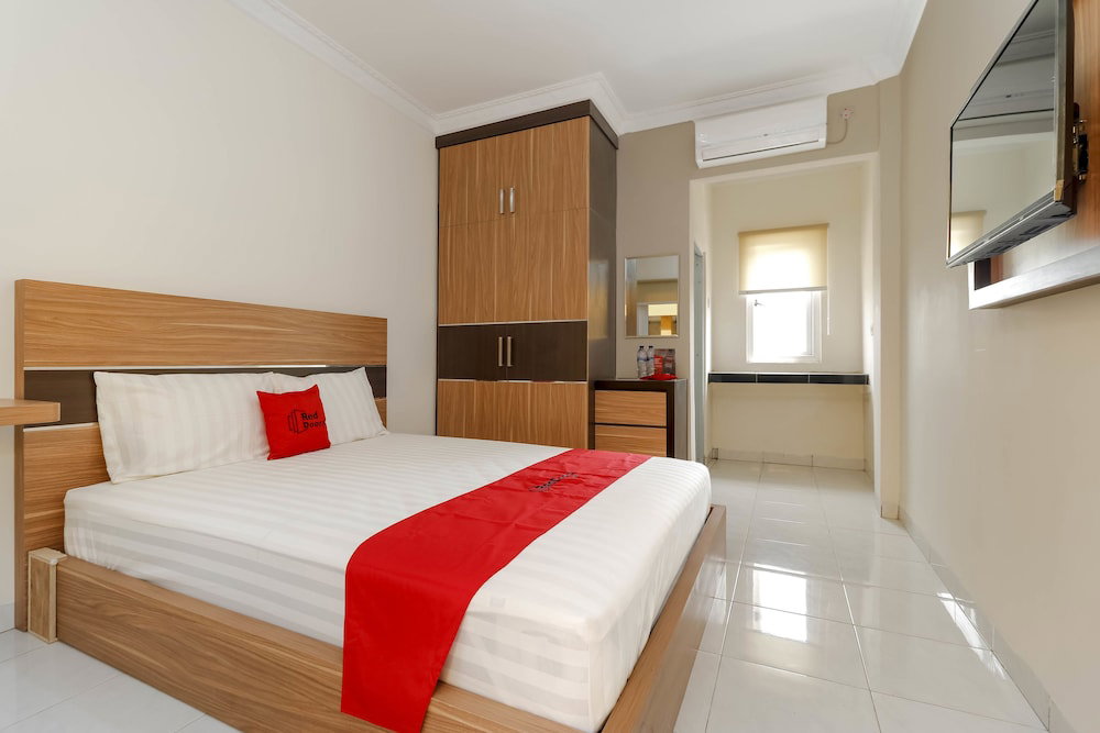 RedDoorz Plus near Palembang Square Mall, Indonesia