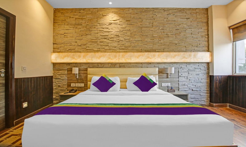 Treebo Premium Arista, Chandīgarh, India