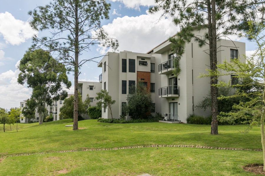 Modern apartment in a secure golf estate.WIFI, Roodepoort, South Africa