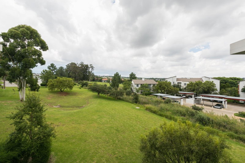 Modern apartment in a secure golf estate.WIFI, Roodepoort, South Africa