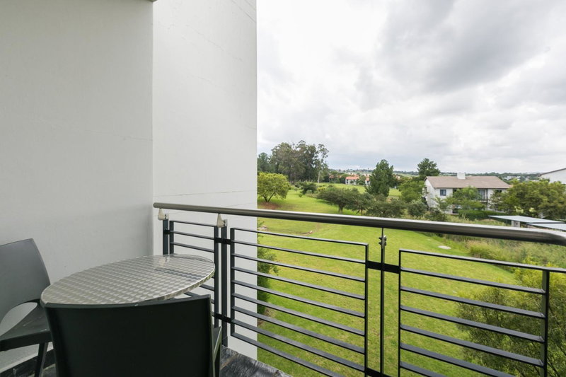 Modern apartment in a secure golf estate.WIFI, Roodepoort, South Africa