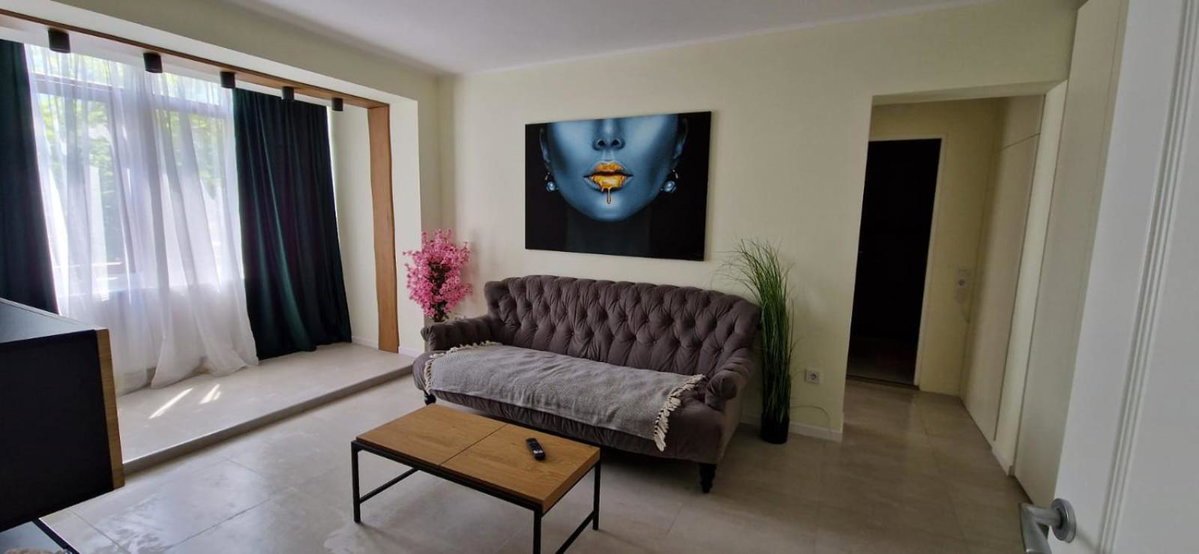 University Apt, Romania