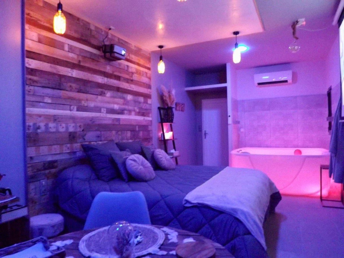 La Suite Côté Pool-House Piscine, Sauna & Jacuzzi privatifs, France