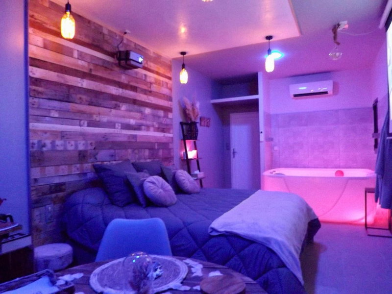 La Suite Côté Pool-House Piscine, Sauna & Jacuzzi privatifs, Istres, France
