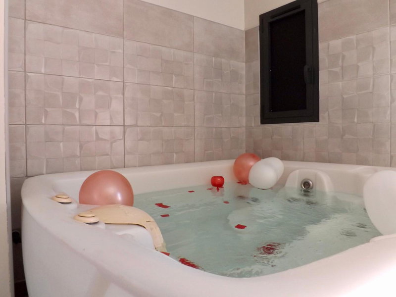 La Suite Côté Pool-House Piscine, Sauna & Jacuzzi privatifs, Istres, France