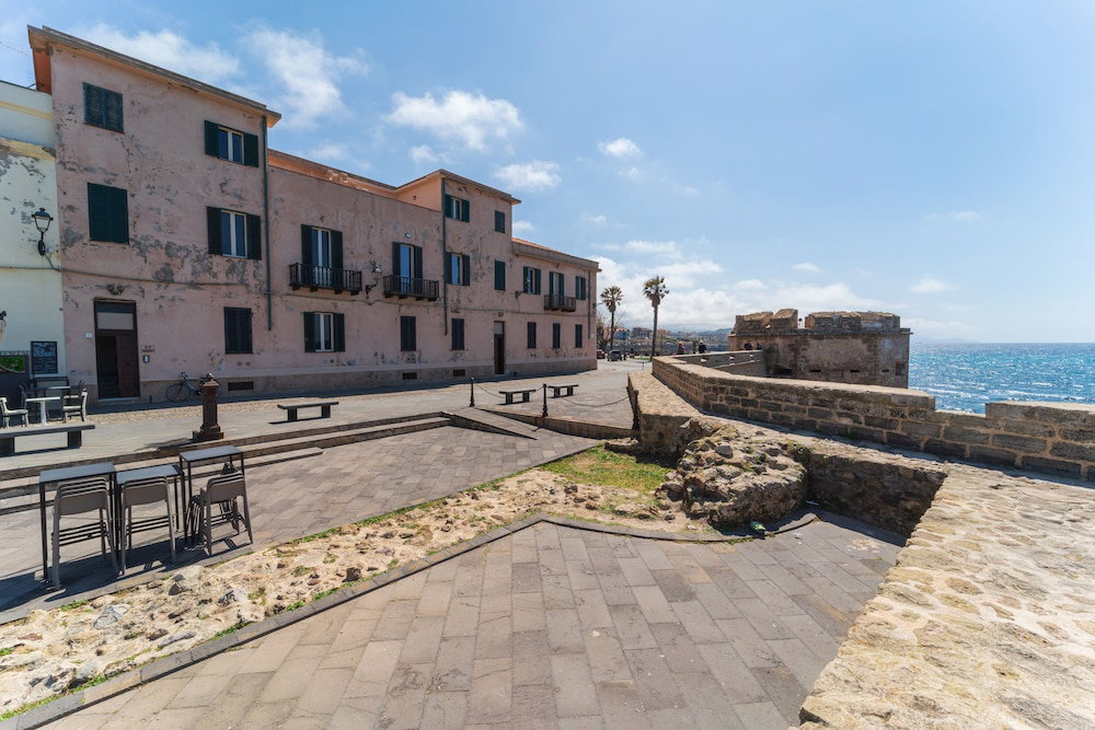 Palau Marco Polo, Italy