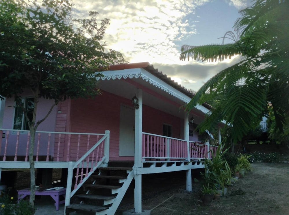 Hotel · Baanrai Areeya, Suan Phueng