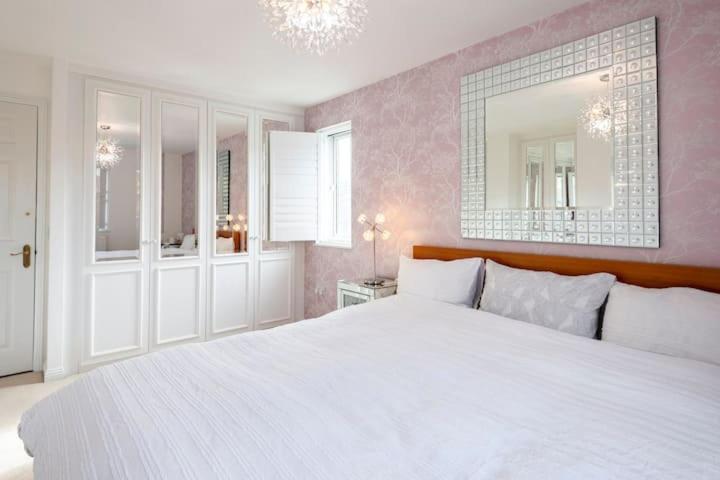 BIENVENUE in NEWHAVEN Luxury superking OR standard OR budget rooms, Newhaven, United Kingdom