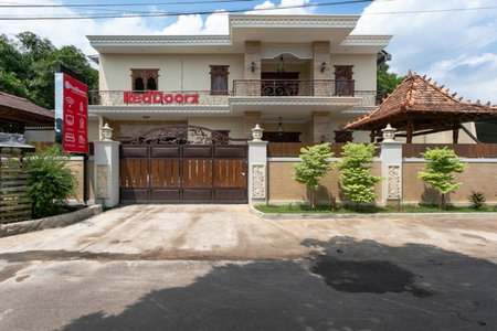 RedDoorz Syariah near Exit Toll Banyumanik Semarang, Srondolwetan, Indonesia