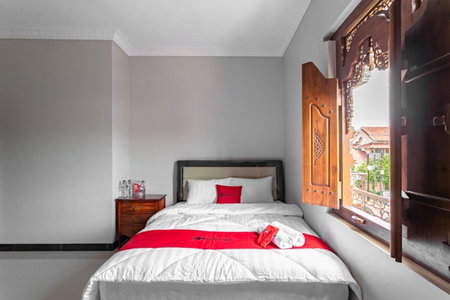 RedDoorz Syariah near Exit Toll Banyumanik Semarang, Srondolwetan, Indonesia