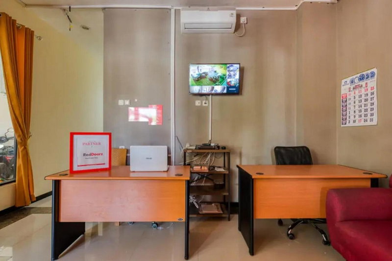 RedDoorz Syariah near Airlangga University Campus B, Surabaya, Indonesia