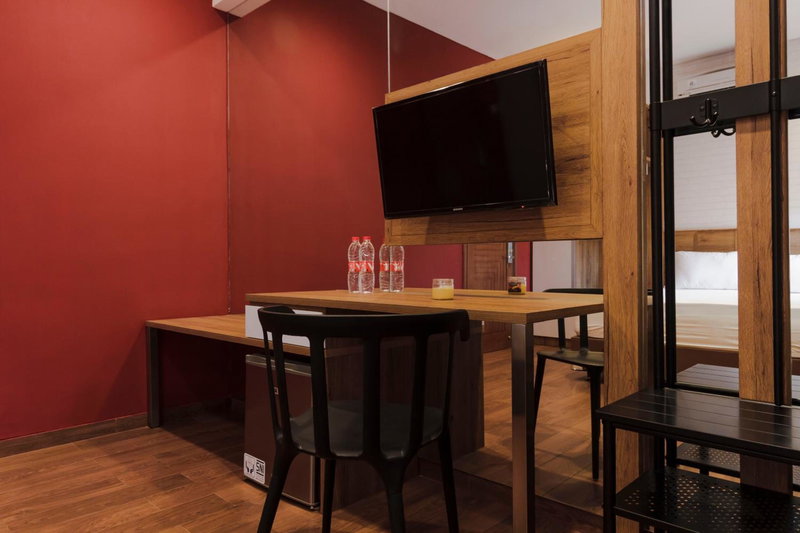 RedDoorz Plus @ CBD Bintaro, Peladen, Indonesia