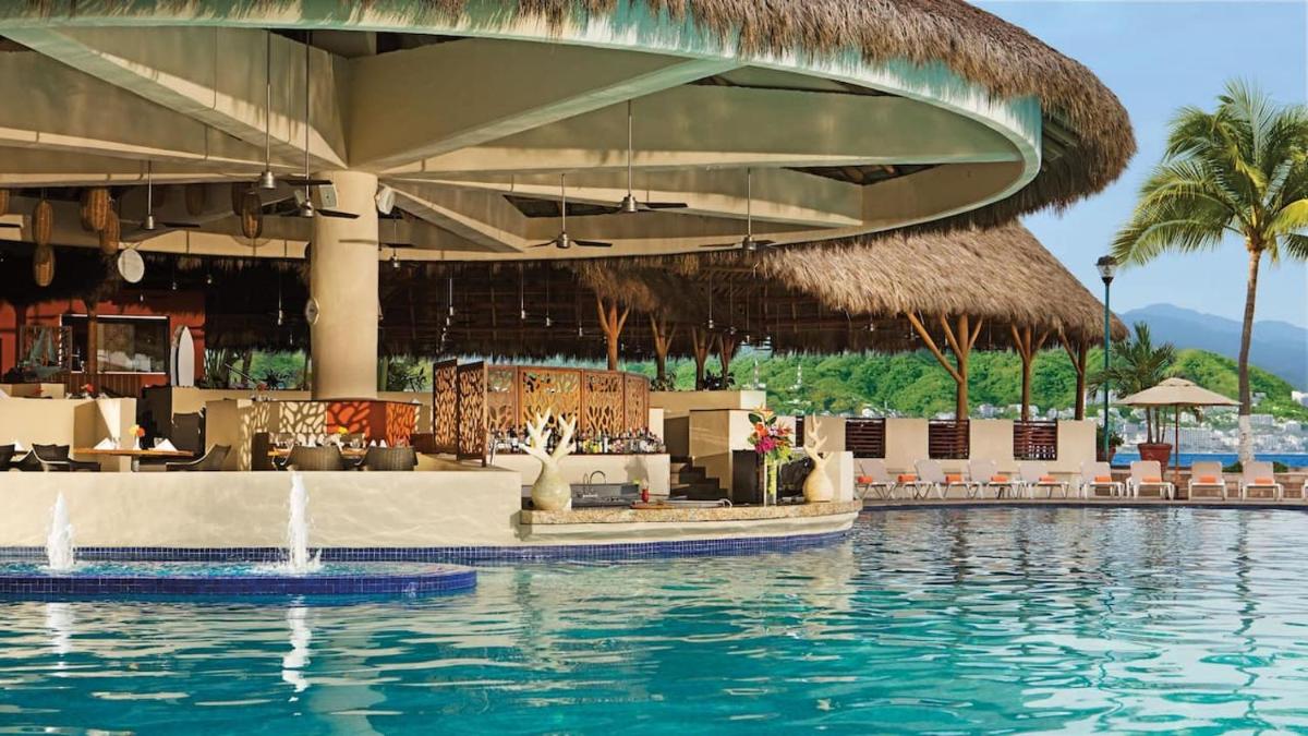 Beachfront view Condo beside la Isla Mall, Mexico