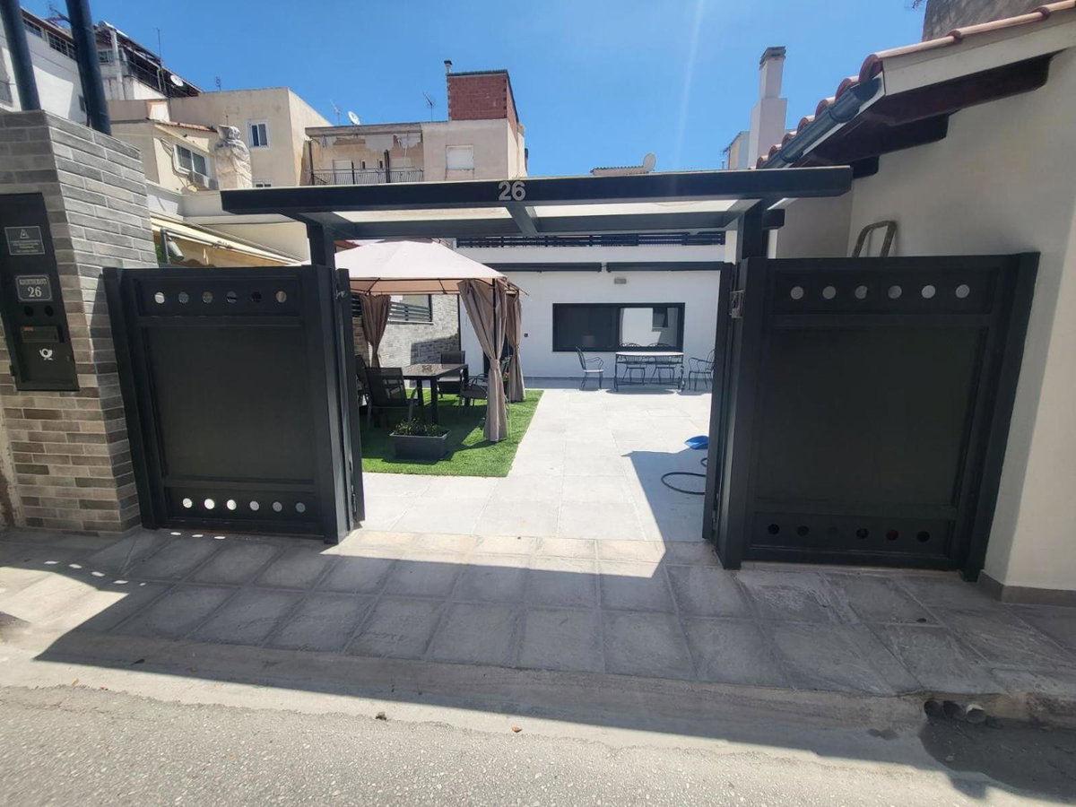 Casa d' Irene near airport, 200 mtrs from the beach, Artemis center, Greece