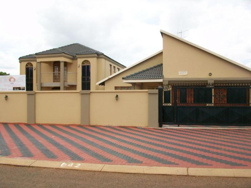 Hotel · Koiketla Guesthouse, Pretoria