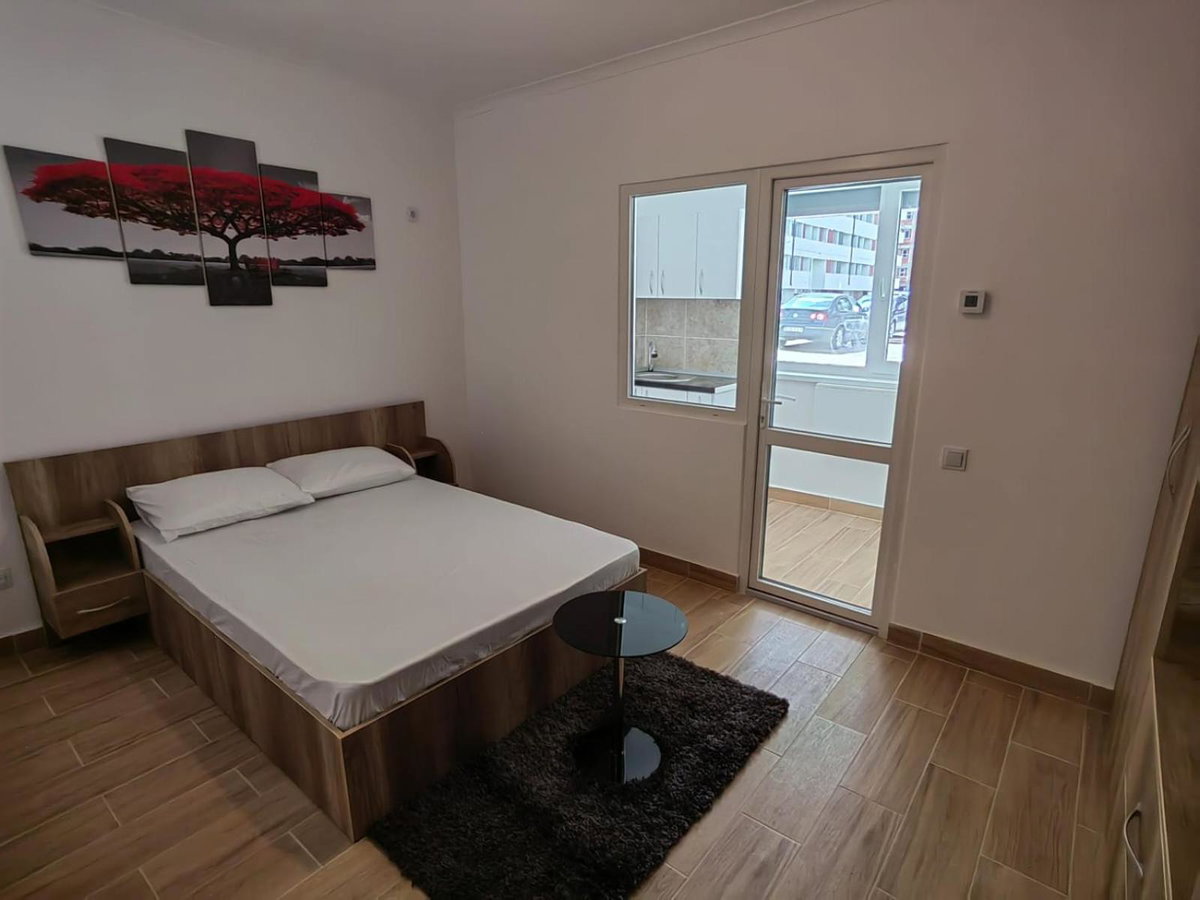 Hotel · Militari Studio, Roşu
