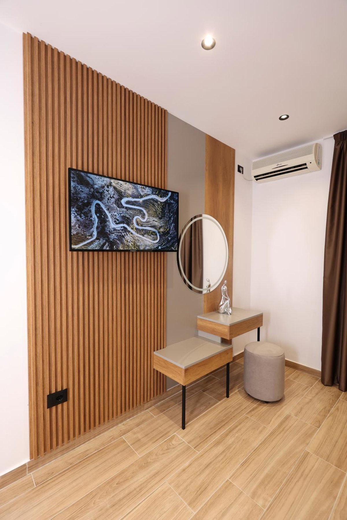 Emar Hotel, Albania