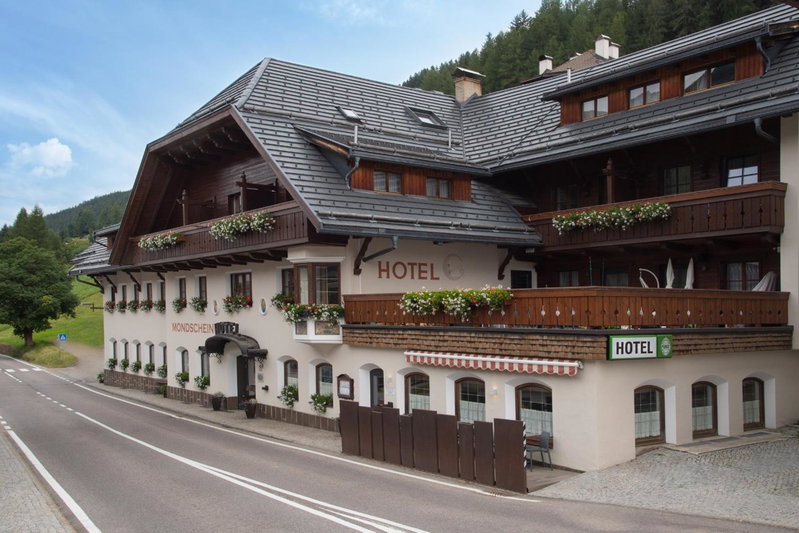 Hotel Mondschein, Sesto, Italy
