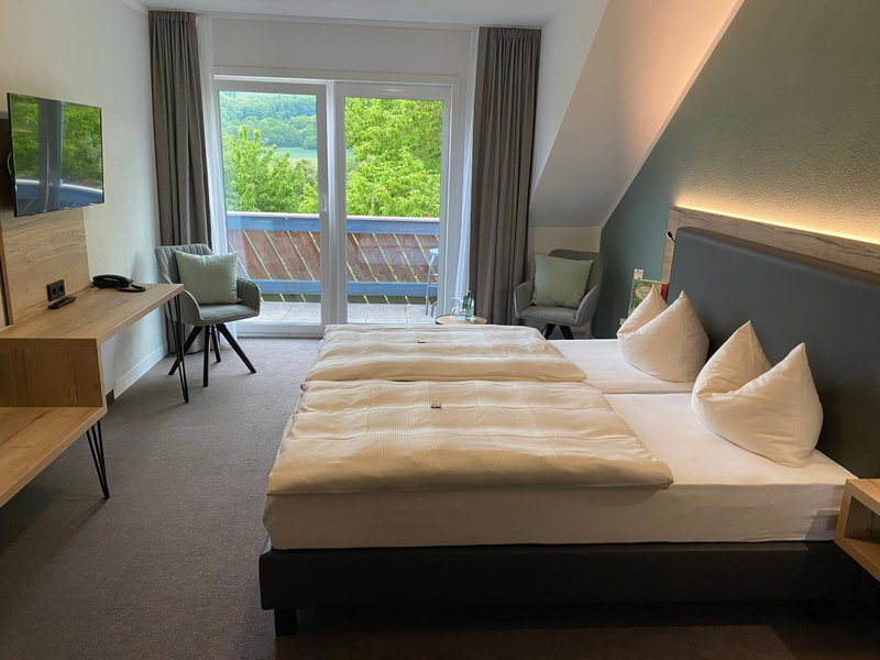 Hotel & Restaurant Kronenhof am Weser-Radweg, Oedelsheim, Germany