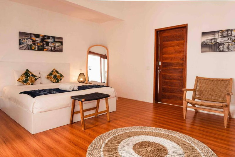 Cosy PRIVATE 3 BEDROOM vacation villa (5 mins to FINNS BEACH), Canggu, Indonesia