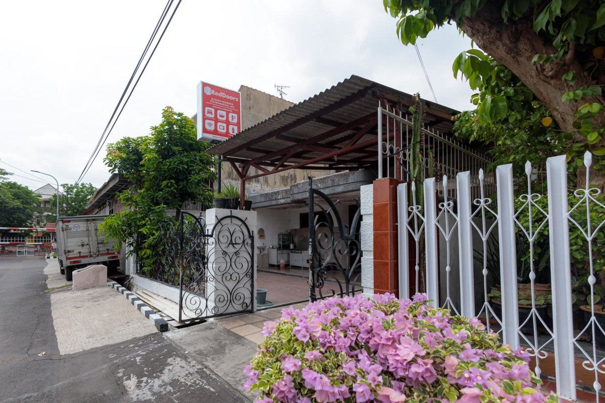 RedDoorz at Osuko Residence Sukomanunggal Jaya, Indonesia