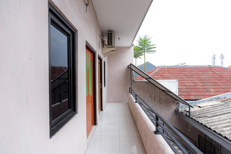 RedDoorz at Osuko Residence Sukomanunggal Jaya, Surabaya, Indonesia