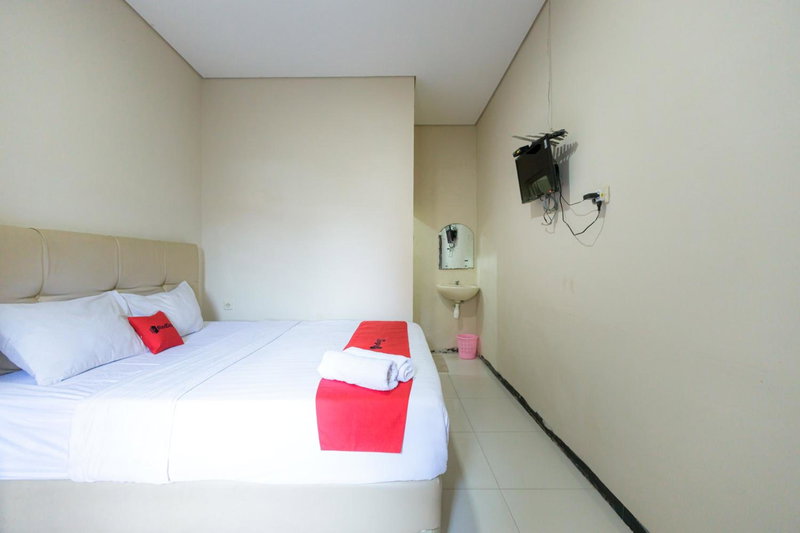 RedDoorz at Osuko Residence Sukomanunggal Jaya, Surabaya, Indonesia