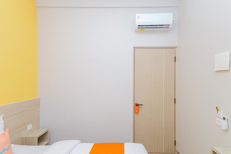 Sans Hotel Clover Ace Surabaya by RedDoorz, Surabaya, Indonesia