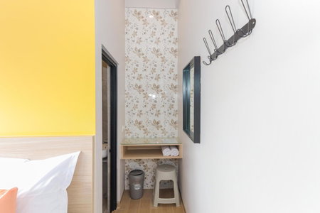 Sans Hotel Clover Ace Surabaya by RedDoorz, Surabaya, Indonesia