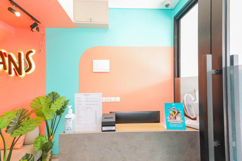Sans Hotel Clover Ace Surabaya by RedDoorz, Surabaya, Indonesia