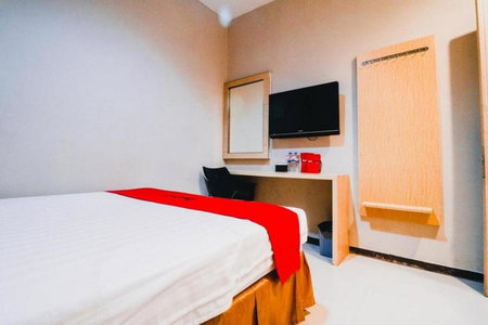 RedDoorz Plus near Sultan Hasanuddin Airport, Makassar, Indonesia