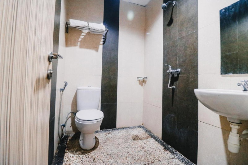 RedDoorz Plus near Sultan Hasanuddin Airport, Makassar, Indonesia