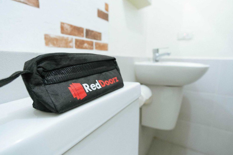 RedDoorz Plus @ Vantas Hotel Parbaba, Sinapuran, Indonesia