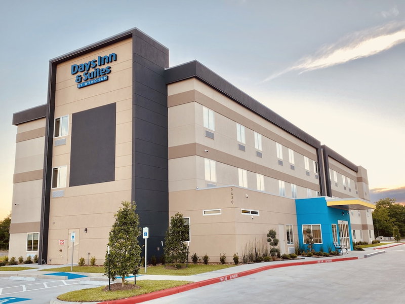 Days Inn & Suites by Wyndham Beaumont West / I-10 & Walden, Beaumont, United States