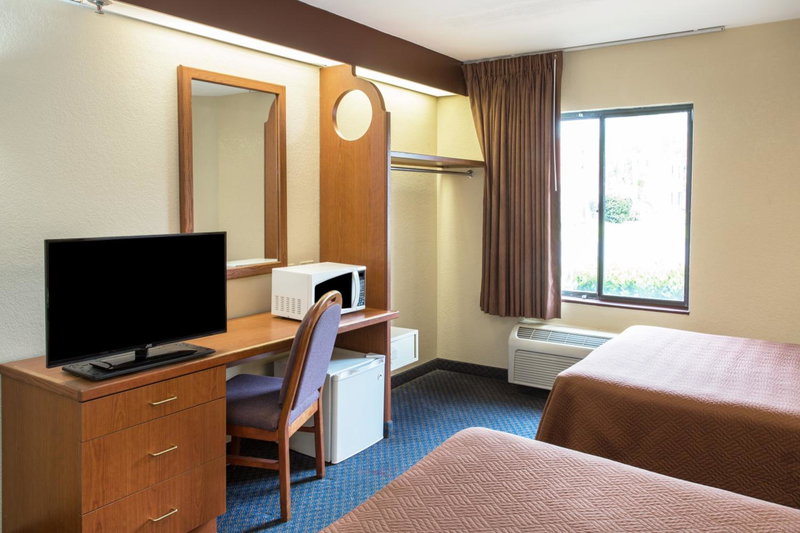 Travelodge by Wyndham Fort Myers Airport, Gateway, United States