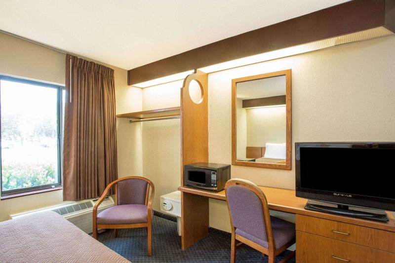 Travelodge by Wyndham Fort Myers Airport, Gateway, United States