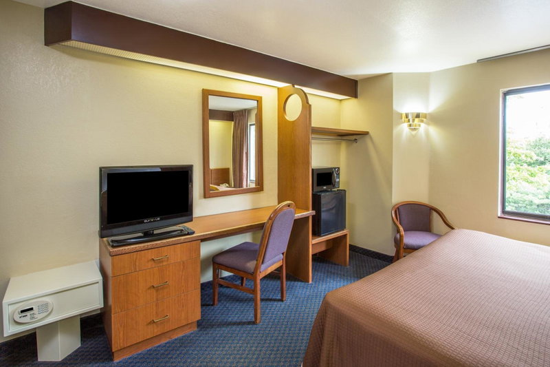Travelodge by Wyndham Fort Myers Airport, Gateway, United States