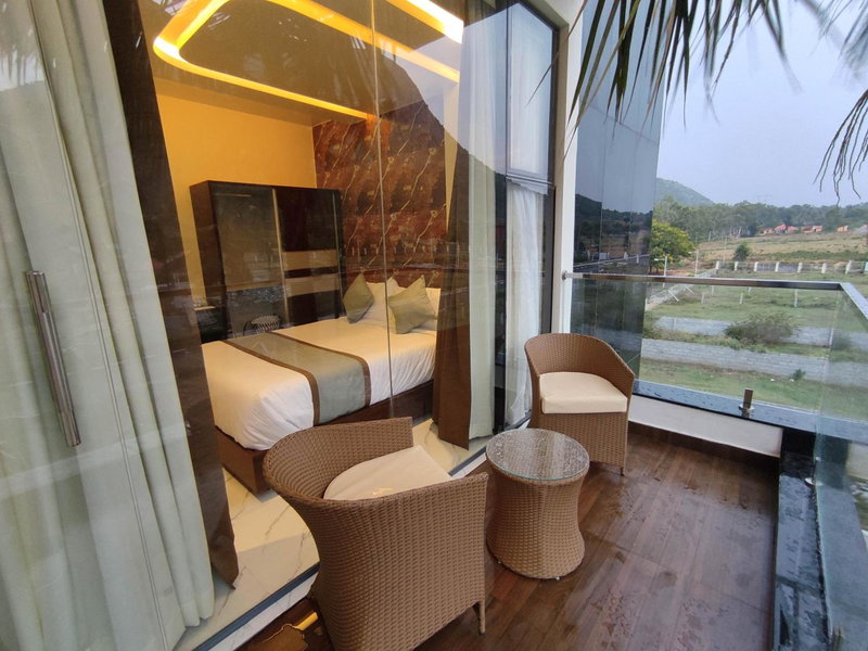 Silver Cloud, Nandigunda, India