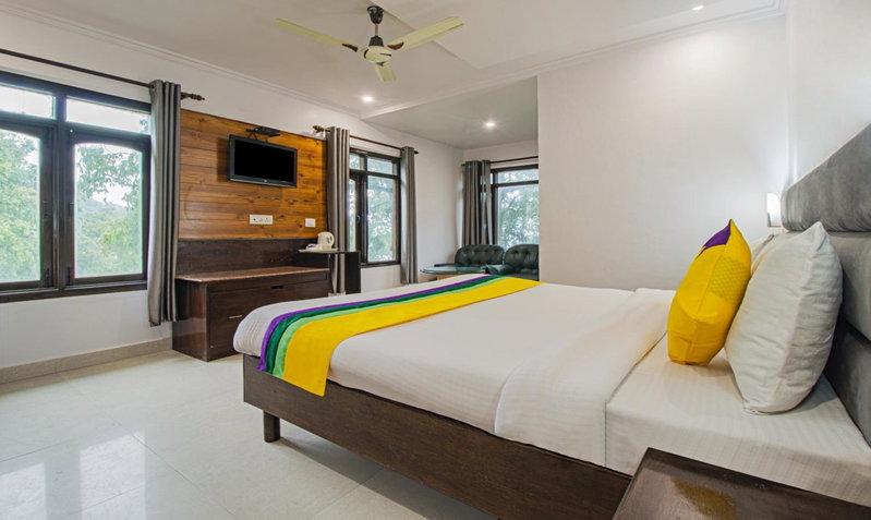 Itsy Hotels Peak View, 300 Mts From Mall Road, Mussoorie, India
