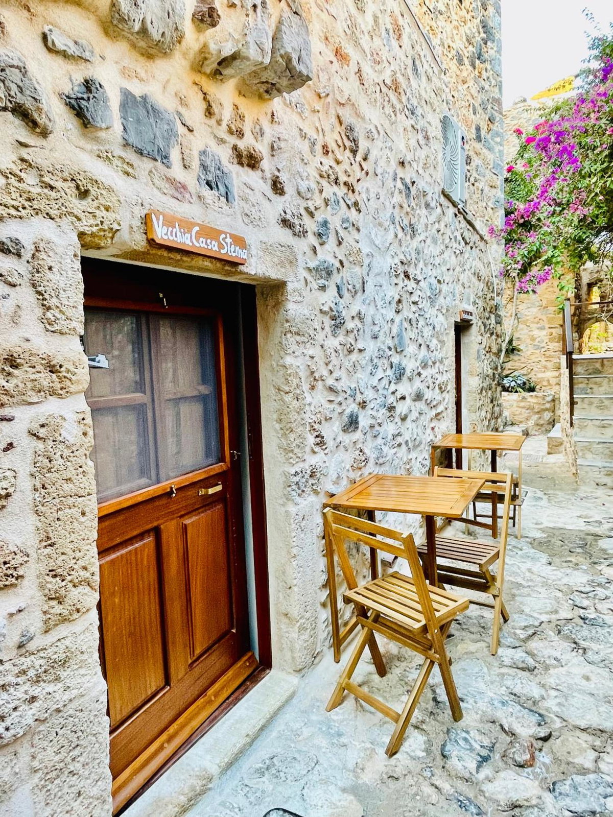 Vecchia Casa sterna, Greece