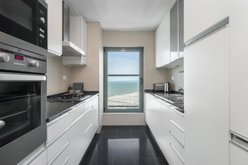 WHome Panoramic View with Elevator, AC, Garage perfect for Families & Business Travellers, Lisbon, Portugal