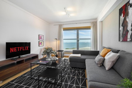 WHome Panoramic View with Elevator, AC, Garage perfect for Families & Business Travellers, Lisbon, Portugal