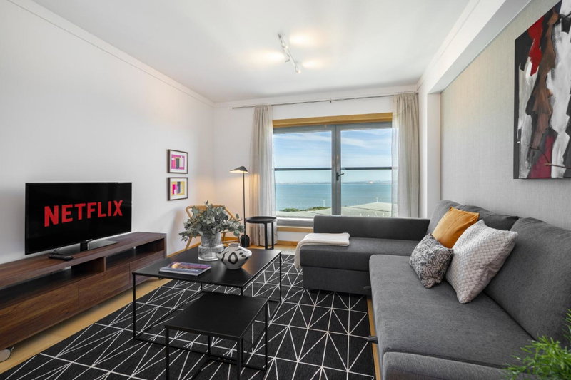 WHome Panoramic View with Elevator, AC, Garage perfect for Families & Business Travellers, Lisbon, Portugal