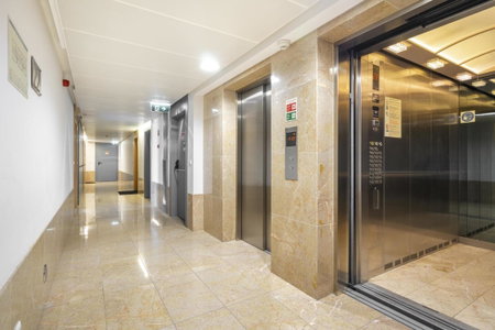 WHome Panoramic View with Elevator, AC, Garage perfect for Families & Business Travellers, Lisbon, Portugal
