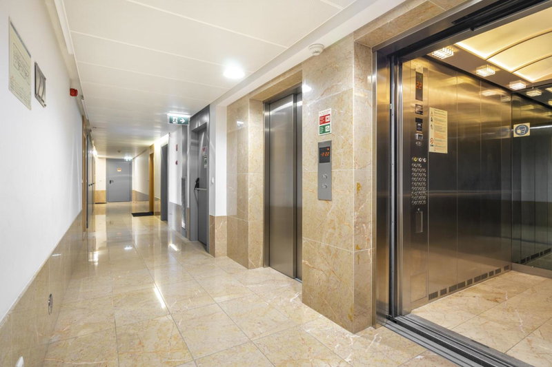 WHome Panoramic View with Elevator, AC, Garage perfect for Families & Business Travellers, Lisbon, Portugal