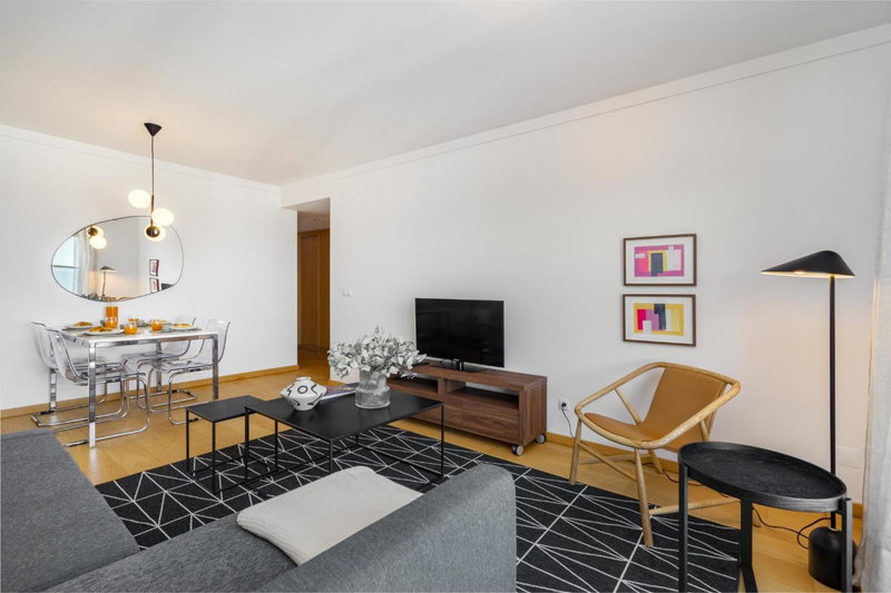WHome Panoramic View with Elevator, AC, Garage perfect for Families & Business Travellers, Lisbon, Portugal
