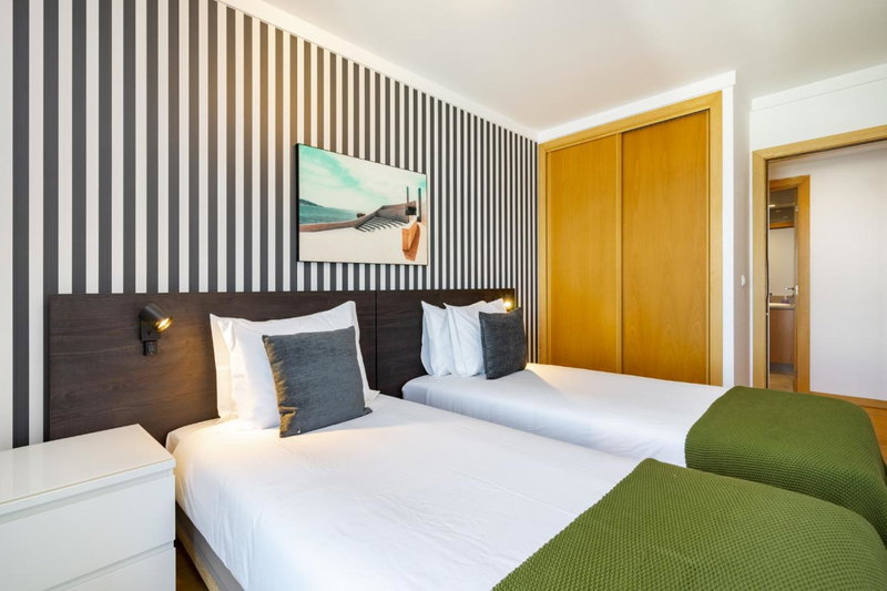 WHome Panoramic View with Elevator, AC, Garage perfect for Families & Business Travellers, Lisbon, Portugal