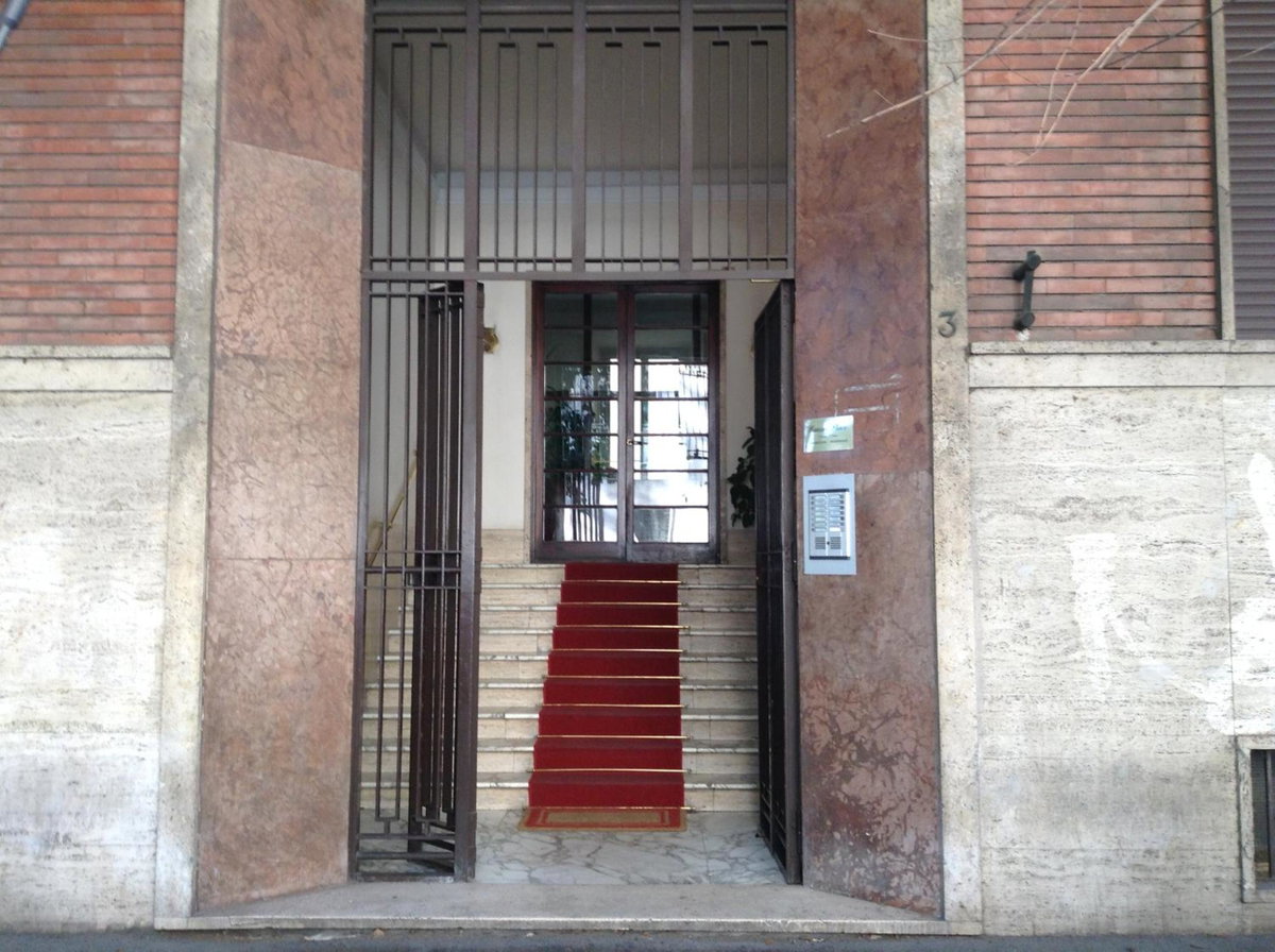 Caesar Place, Italy